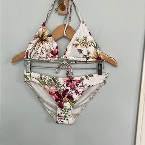 Vince Camuto Floral Triangle Bikini. New  (worn in photo only)